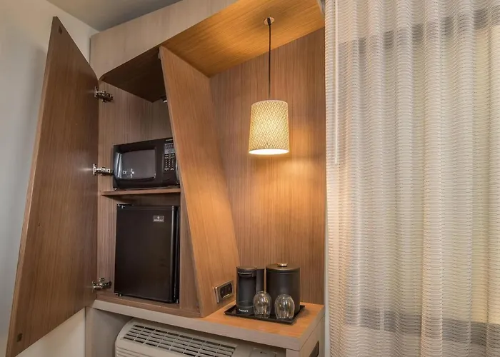 Courtyard By Marriott At Wrigleyville West Hotel 3*