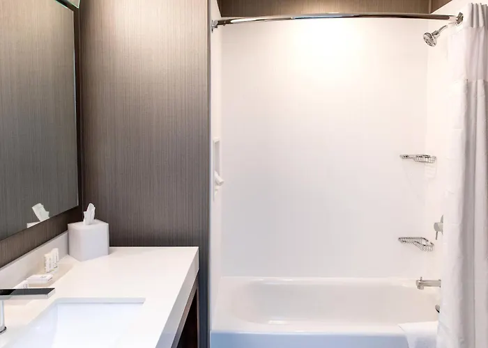 Courtyard By Marriott At Wrigleyville West Hotel