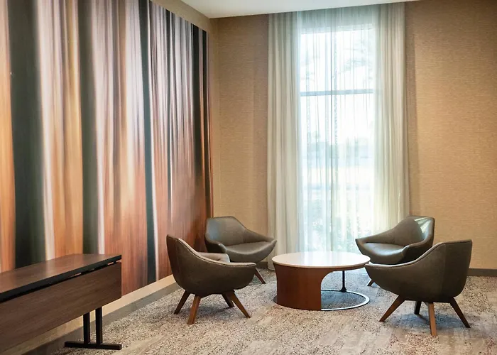 Courtyard By Marriott At Wrigleyville West Hotel