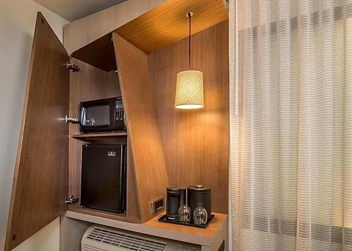Hotel Courtyard By Marriott At Wrigleyville West Mesa